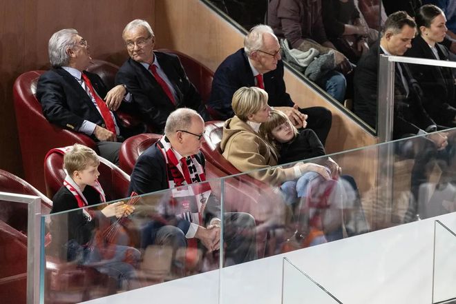 九游体育网站：“2024最能花钱王妃”还是她！怒刷270万买大牌和老公装恩爱～(图37)