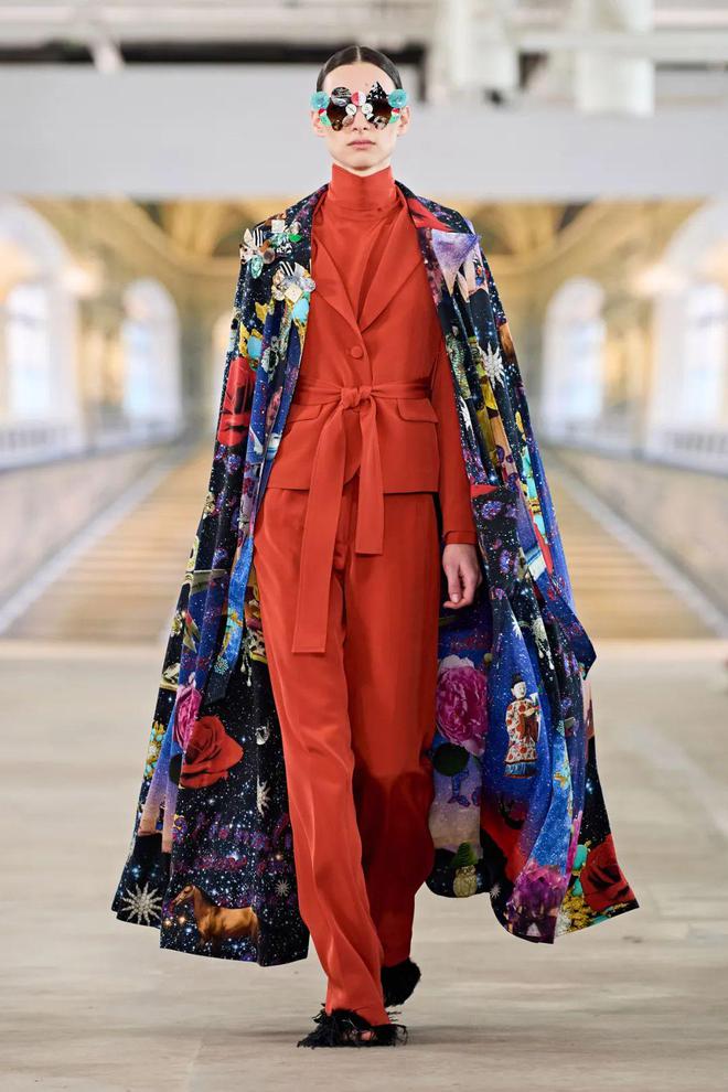 九游体育网站：Libertine2024秋冬系列五官图案(图1)