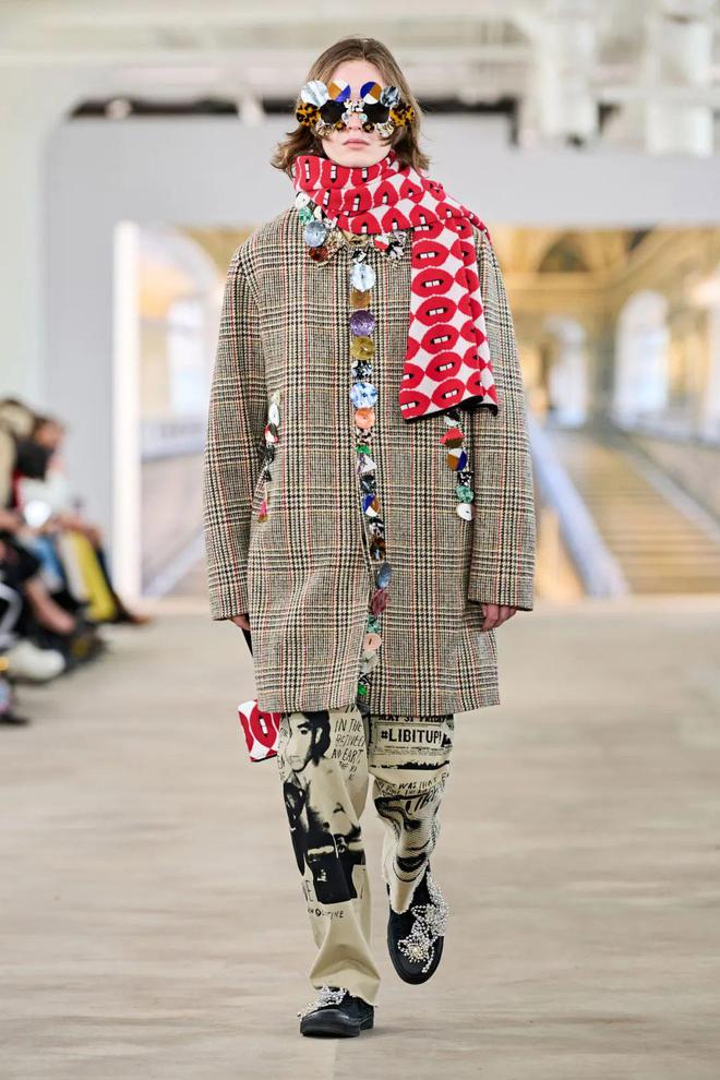 九游体育网站：Libertine2024秋冬系列五官图案(图5)