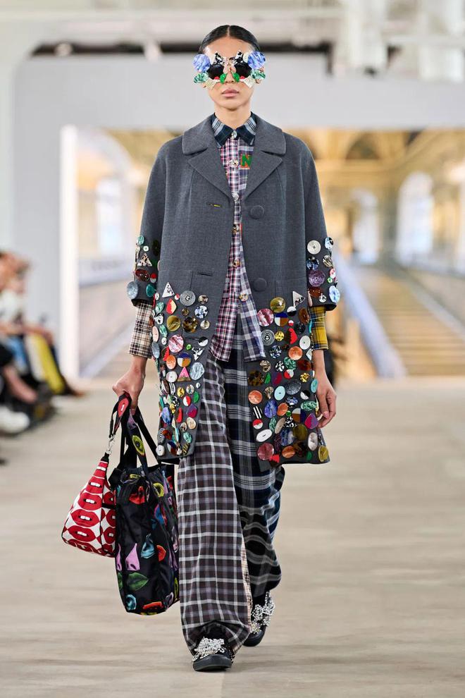 九游体育网站：Libertine2024秋冬系列五官图案(图6)