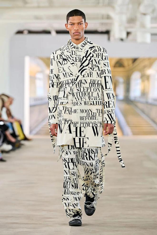 九游体育网站：Libertine2024秋冬系列五官图案(图8)