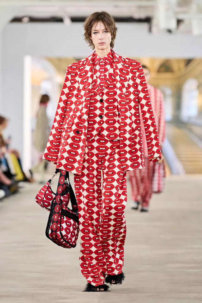 九游体育网站：Libertine2024秋冬系列五官图案(图11)