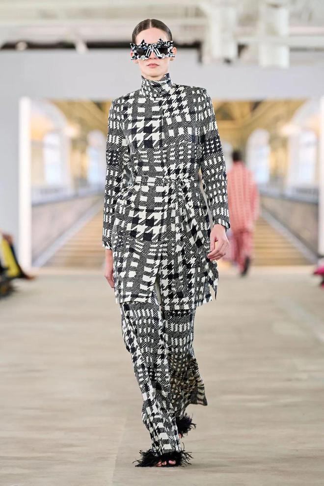 九游体育网站：Libertine2024秋冬系列五官图案(图17)