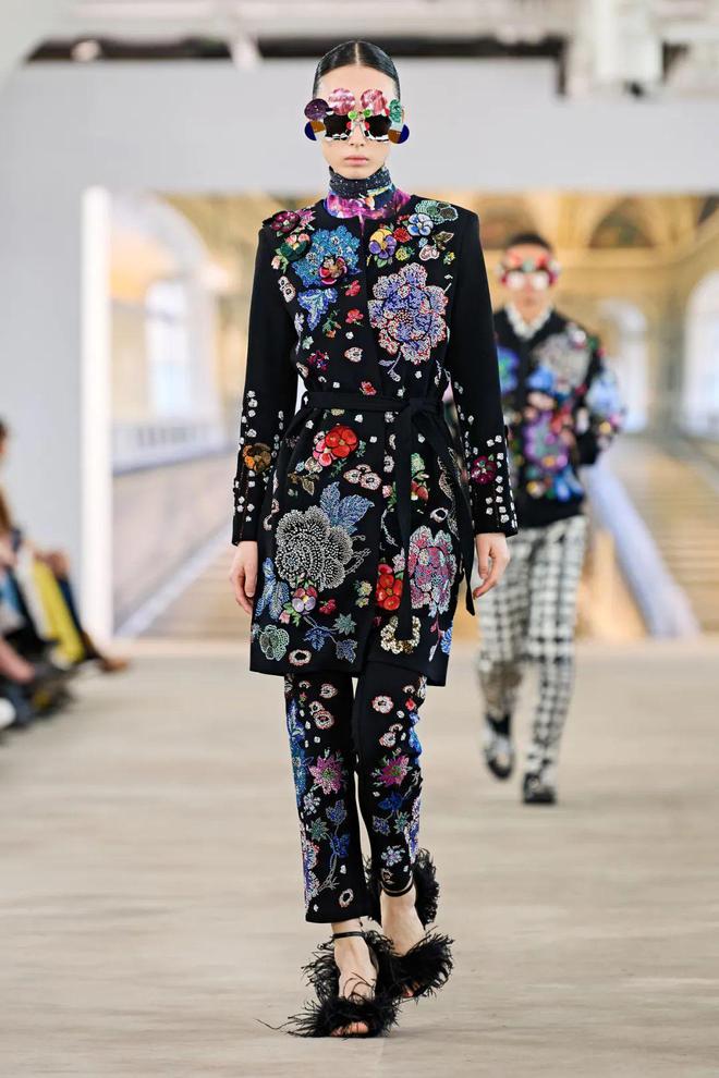 九游体育网站：Libertine2024秋冬系列五官图案(图15)