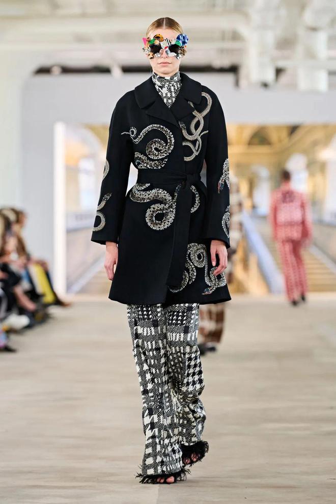 九游体育网站：Libertine2024秋冬系列五官图案(图18)