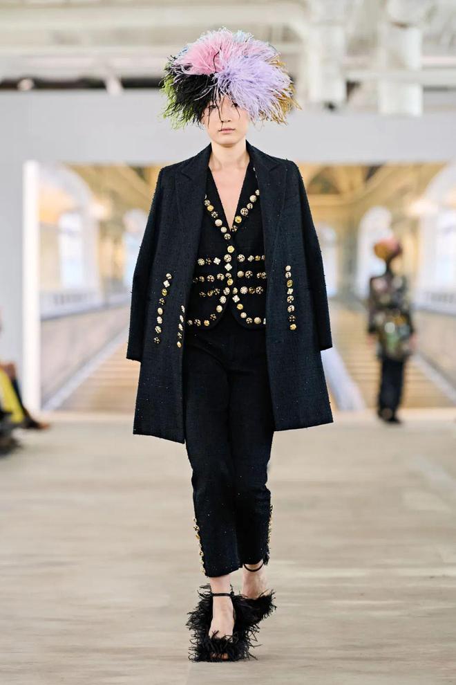 九游体育网站：Libertine2024秋冬系列五官图案(图31)