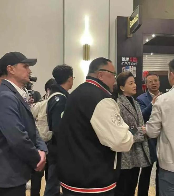 杨澜夫妇参会被偶遇57岁她穿西装干练霸气富豪老公一脸老板相(图2)