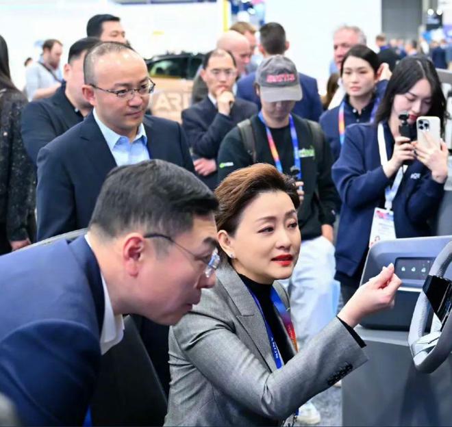 杨澜夫妇参会被偶遇57岁她穿西装干练霸气富豪老公一脸老板相(图3)