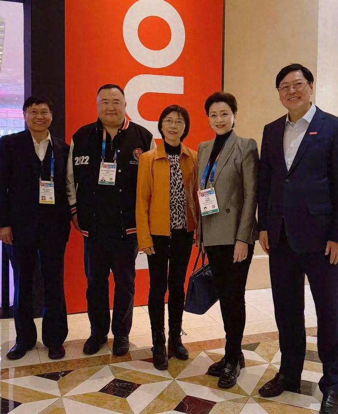 杨澜夫妇参会被偶遇57岁她穿西装干练霸气富豪老公一脸老板相(图1)