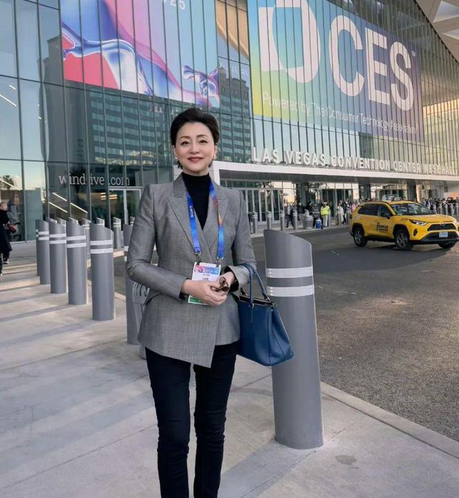 杨澜夫妇参会被偶遇57岁她穿西装干练霸气富豪老公一脸老板相(图4)