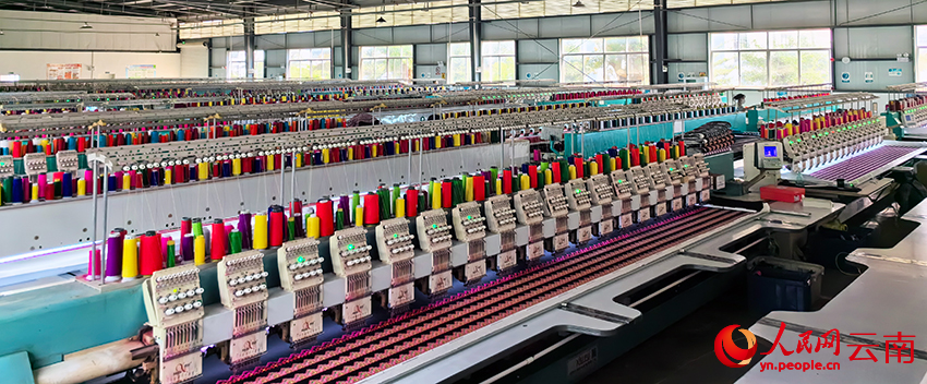 九游体育：新春走基层丨民族服饰热销年味里的最炫民族风(图1)