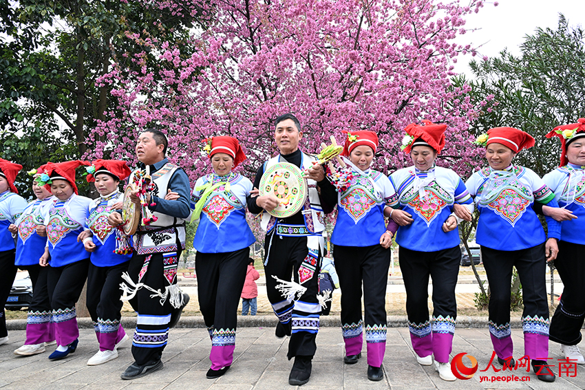 九游体育：新春走基层丨民族服饰热销年味里的最炫民族风(图2)