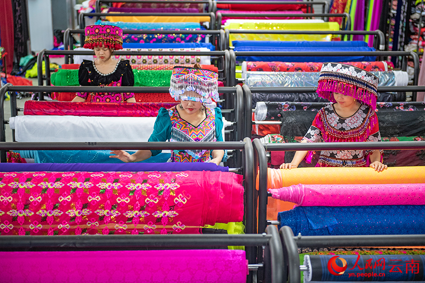 九游体育：新春走基层丨民族服饰热销年味里的最炫民族风(图3)