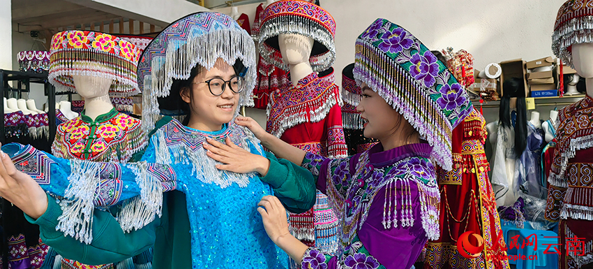 九游体育：新春走基层丨民族服饰热销年味里的最炫民族风(图4)