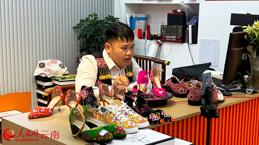 九游体育：新春走基层丨民族服饰热销年味里的最炫民族风(图5)