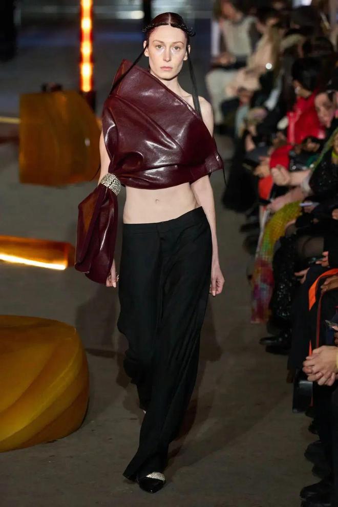 九游体育：luar2024秋冬系列皮革的刚毅(图1)