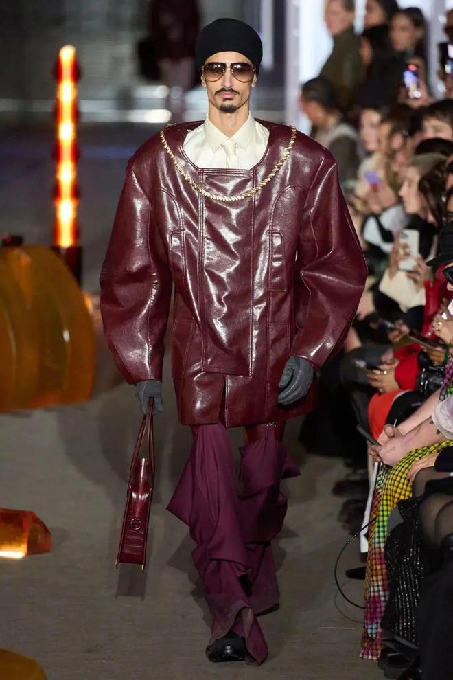 九游体育：luar2024秋冬系列皮革的刚毅(图2)