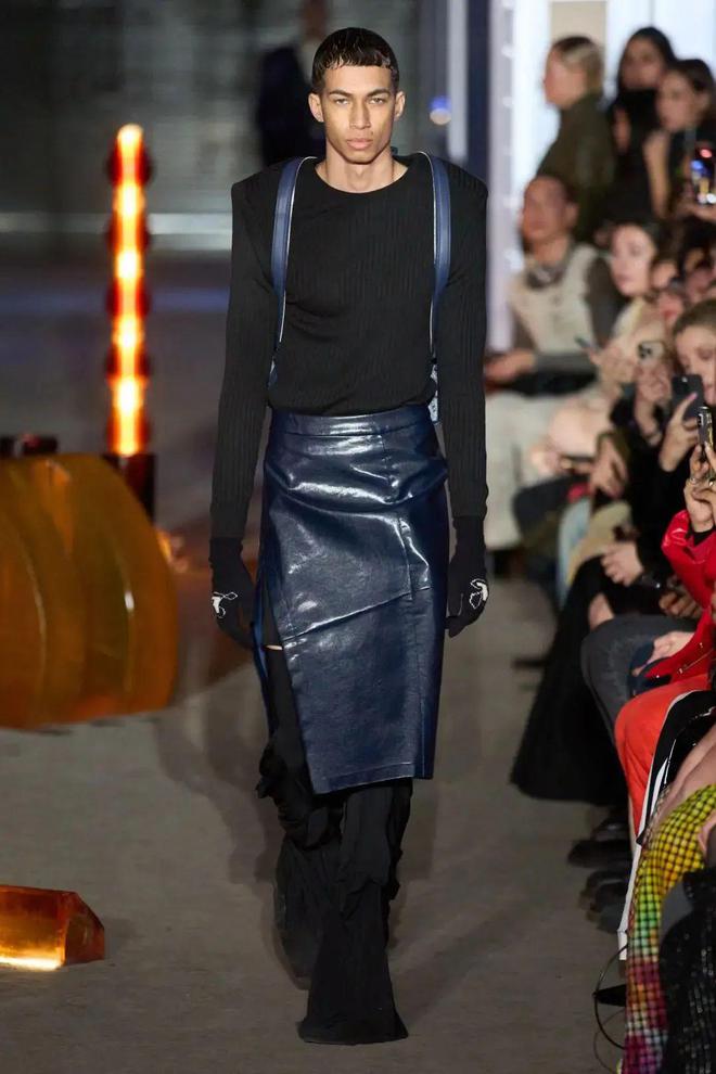 九游体育：luar2024秋冬系列皮革的刚毅(图5)