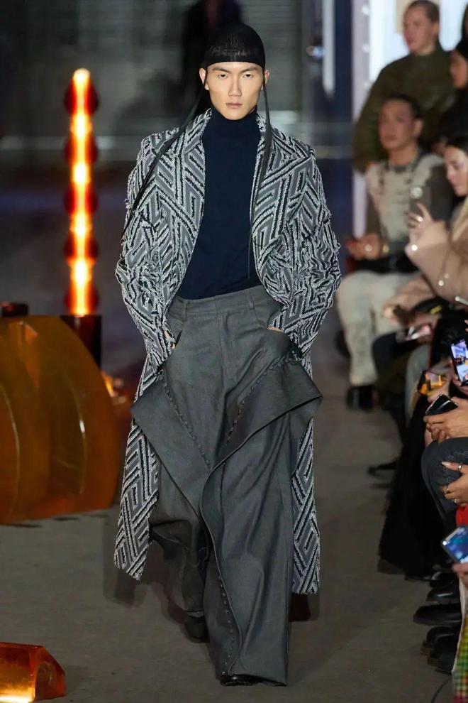 九游体育：luar2024秋冬系列皮革的刚毅(图6)