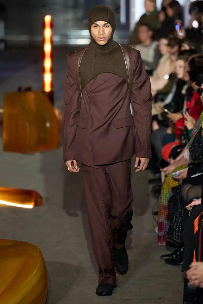 九游体育：luar2024秋冬系列皮革的刚毅(图9)