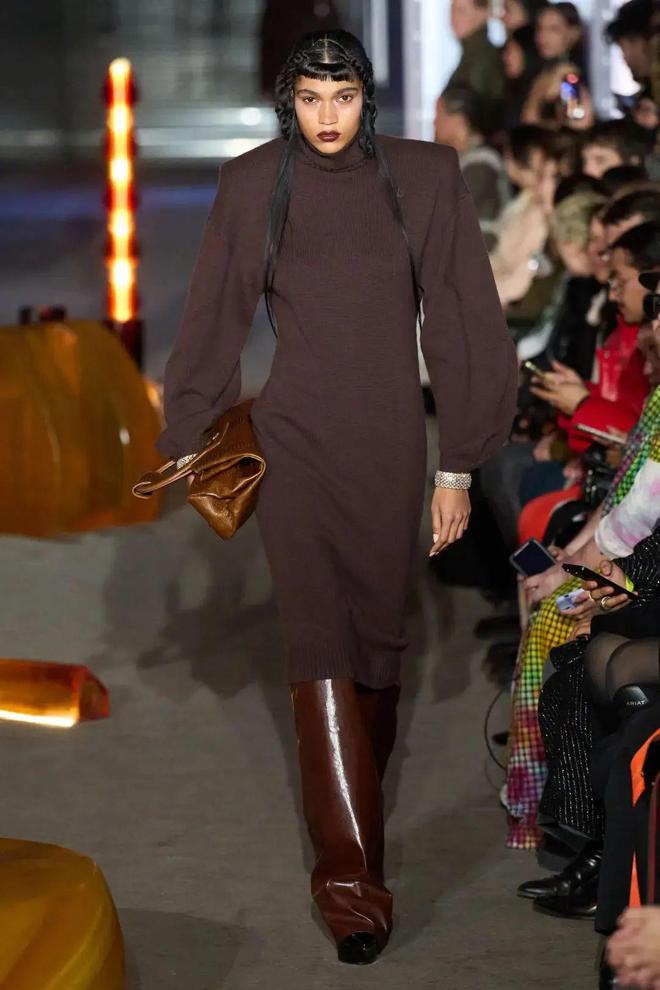 九游体育：luar2024秋冬系列皮革的刚毅(图15)