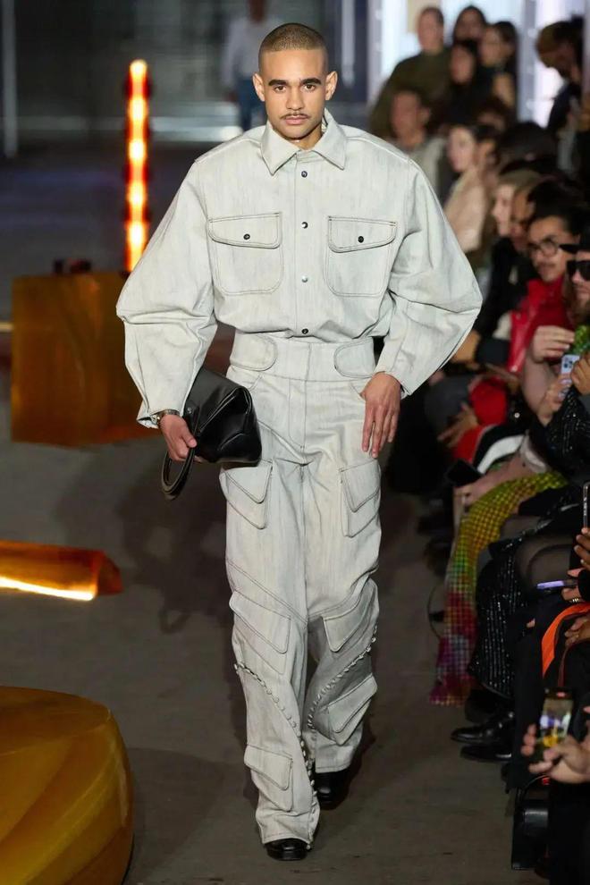 九游体育：luar2024秋冬系列皮革的刚毅(图14)