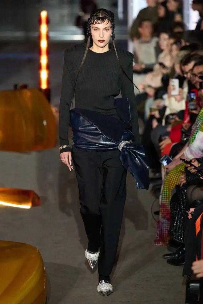 九游体育：luar2024秋冬系列皮革的刚毅(图19)