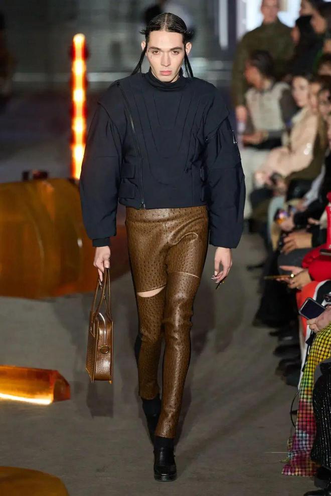 九游体育：luar2024秋冬系列皮革的刚毅(图17)