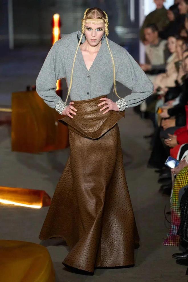 九游体育：luar2024秋冬系列皮革的刚毅(图20)