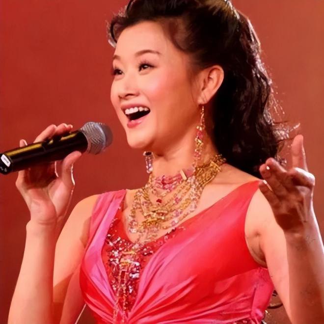 宋祖英不老秘诀曝光60岁穿西装依旧时尚！(图1)