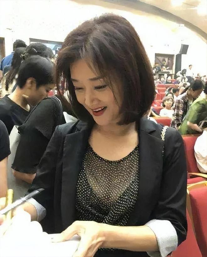 宋祖英不老秘诀曝光60岁穿西装依旧时尚！(图3)