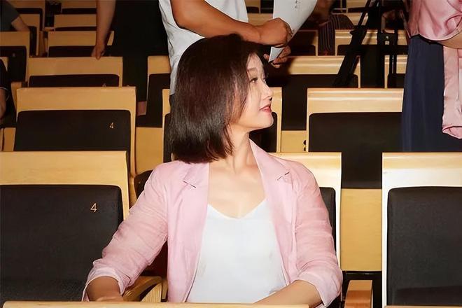 宋祖英不老秘诀曝光60岁穿西装依旧时尚！(图4)