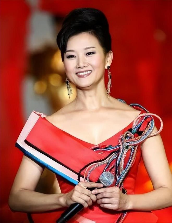 宋祖英不老秘诀曝光60岁穿西装依旧时尚！(图6)