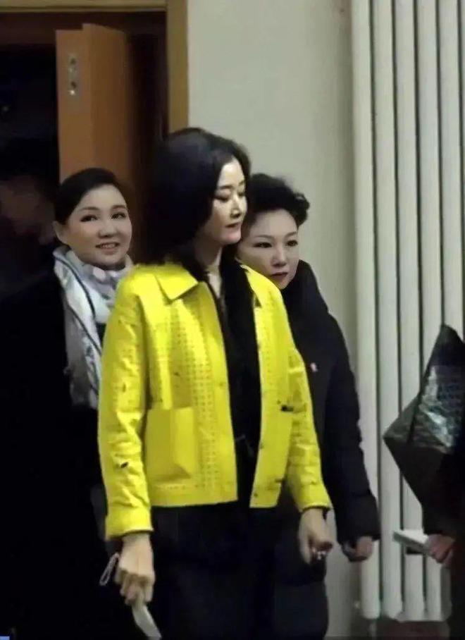 宋祖英不老秘诀曝光60岁穿西装依旧时尚！(图5)