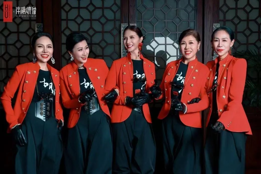 火了！年过半百“出道”当模特有人90岁走T台！“一套衣服八千元还有几十双恨天高”！知名设计师下场曾给张馨予设计“大棉袄”(图5)