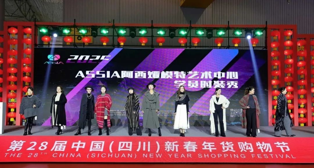 火了！年过半百“出道”当模特有人90岁走T台！“一套衣服八千元还有几十双恨天高”！知名设计师下场曾给张馨予设计“大棉袄”(图6)