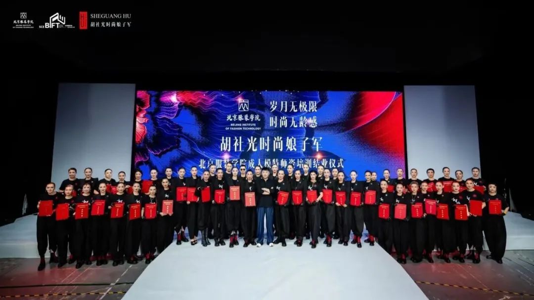 火了！年过半百“出道”当模特有人90岁走T台！“一套衣服八千元还有几十双恨天高”！知名设计师下场曾给张馨予设计“大棉袄”(图9)