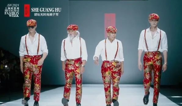 火了！年过半百“出道”当模特有人90岁走T台！“一套衣服八千元还有几十双恨天高”！知名设计师下场曾给张馨予设计“大棉袄”(图11)