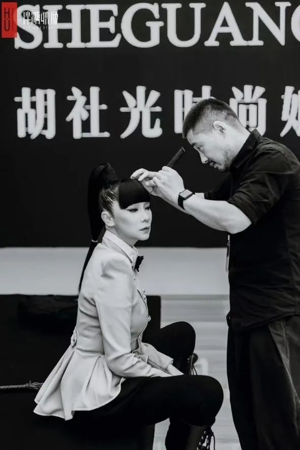火了！年过半百“出道”当模特有人90岁走T台！“一套衣服八千元还有几十双恨天高”！知名设计师下场曾给张馨予设计“大棉袄”(图12)