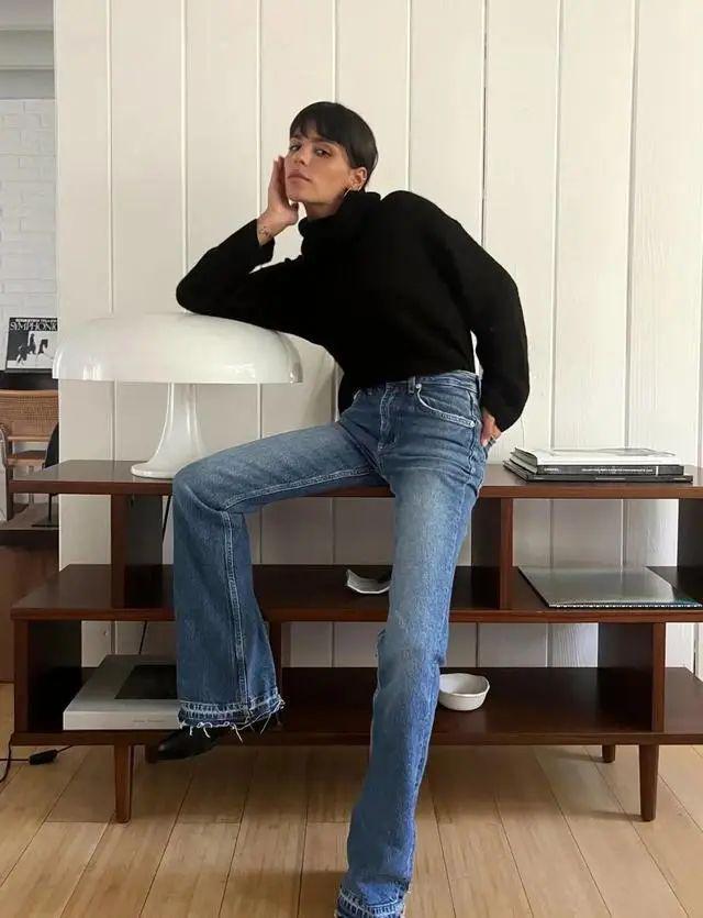 九游体育网站：阔腿裤下岗了2024下半年这4条裤子最流行！(图2)