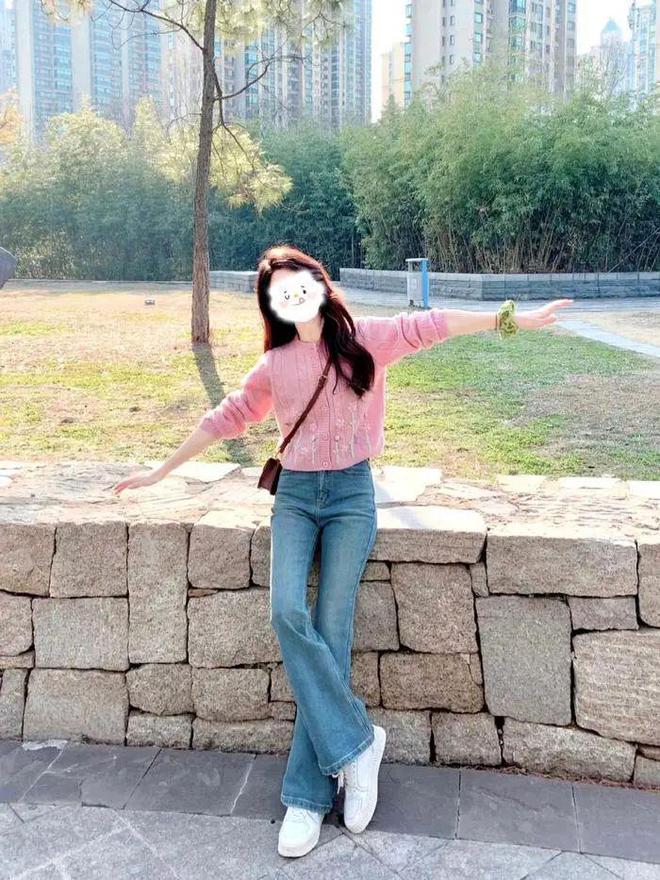 九游体育网站：阔腿裤下岗了2024下半年这4条裤子最流行！(图3)