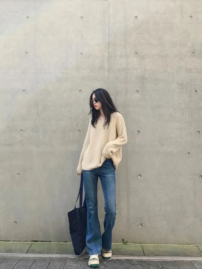 九游体育网站：阔腿裤下岗了2024下半年这4条裤子最流行！(图4)