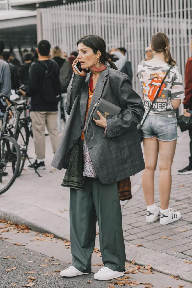 九游体育网站：阔腿裤下岗了2024下半年这4条裤子最流行！(图12)