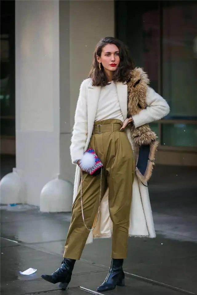 九游体育网站：阔腿裤下岗了2024下半年这4条裤子最流行！(图5)