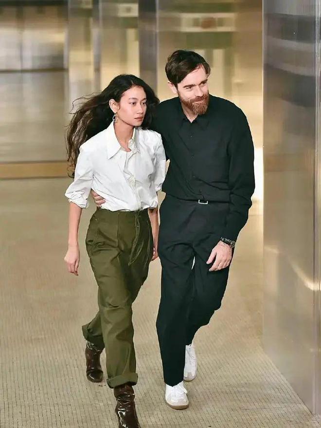 九游体育网站：阔腿裤下岗了2024下半年这4条裤子最流行！(图10)