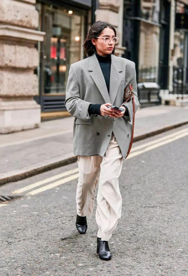 九游体育网站：阔腿裤下岗了2024下半年这4条裤子最流行！(图13)