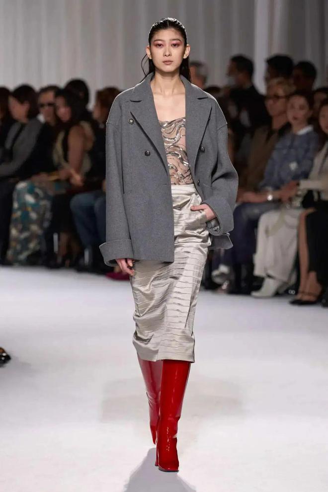 九游体育网站：TaeAshida2024秋冬系列西服与裙装的搭配(图1)