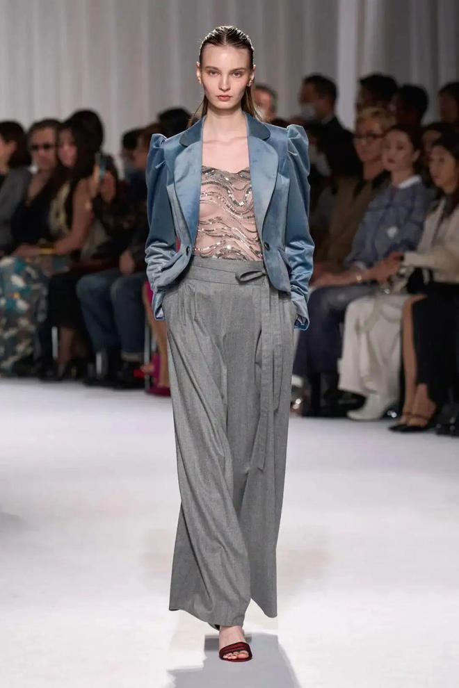 九游体育网站：TaeAshida2024秋冬系列西服与裙装的搭配(图2)