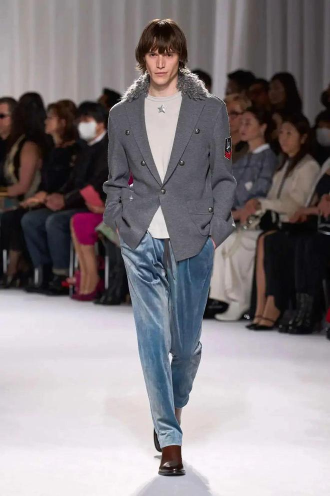 九游体育网站：TaeAshida2024秋冬系列西服与裙装的搭配(图4)