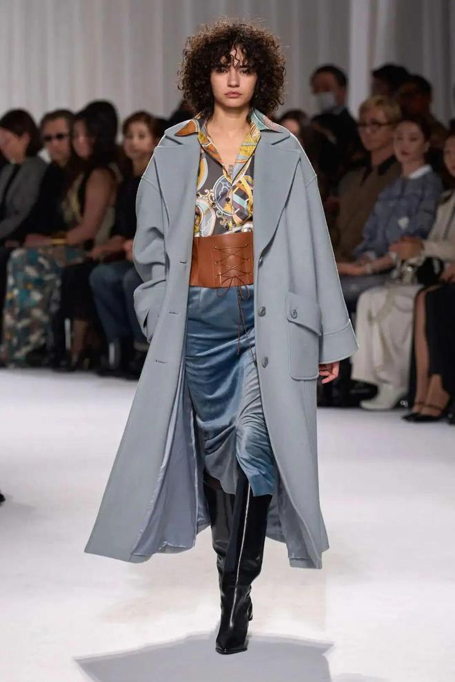 九游体育网站：TaeAshida2024秋冬系列西服与裙装的搭配(图3)